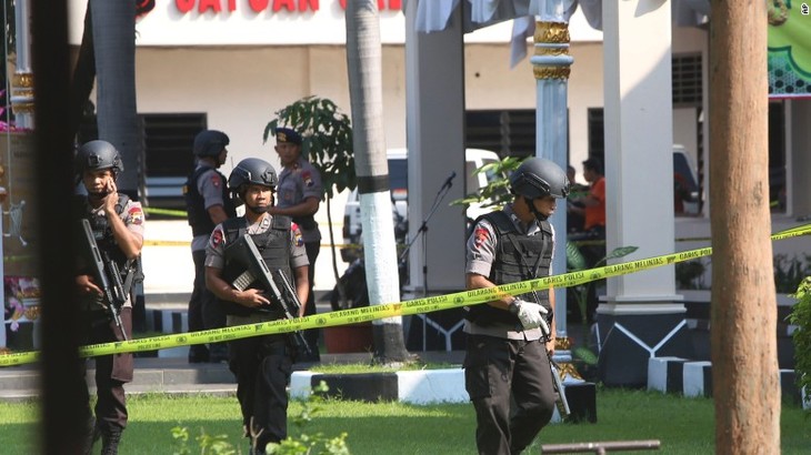 Suicide bomber attacks police station in Indonesia - ảnh 1